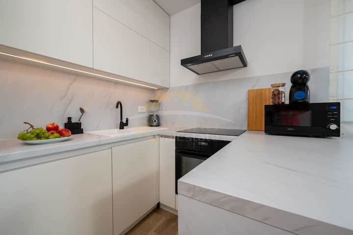 Dvosobni penthouse v Trogirju s strešno teraso